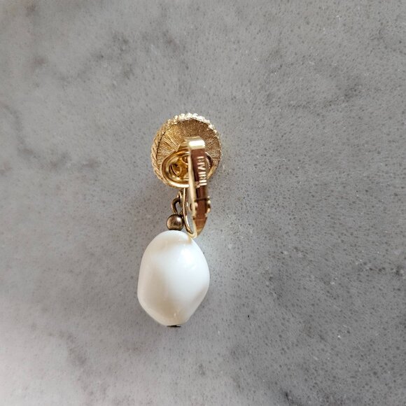 CREAM GRADUATED BEAD 31" L NECKLACE WITH MATCHING CROWN TRIFARI CLIP-ON EARRINGS - Picture 8 of 10